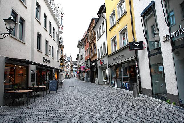 Als wäre die Ausgangssperre schon verhängt: Nur vereinzelt sind Menschen auf der Straße, hier die Rosgartenstraße.
