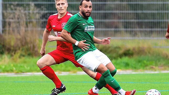 Der FC Königsfeld (Maximilian Lehmann, links) gewinnt gegen dezimierte Bräulinger (Cevher Atar) mit 3:0.