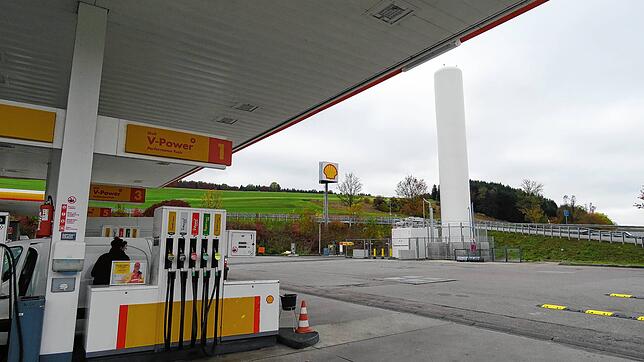 Wasserstofftankstellen gibt es noch  wenige &ndash; die Tankstelle in Geisingen bei der Autobahnabfahrt gehört dazu. Dort wurde im ...
