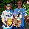Ellen und Ralf Claaßen zeigen einige Hornissen- und Wespennester.
