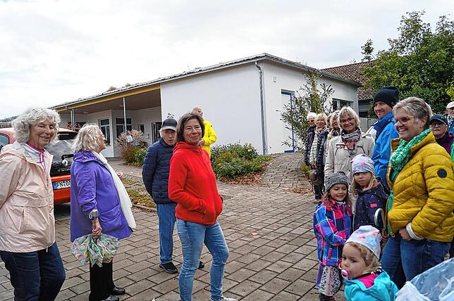 Bild 5: Bilder von der Dorfwanderung vom Rathaus zum Seeufer über Harlachen bis zum Kindergarten