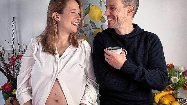 Die Vorfreude auf das erste gemeinsame Baby ist bei Kristina und Marc Dumitru groß. Das Baby-Bauch-Shooting habe beide alleine mit ihrer ...