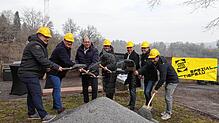 Beim Spatenstich für die Fußgänger-Hängebrücke Neckar Line von links: Projektleiter Roland Haag, Bauherr Günter Eberhardt, ...