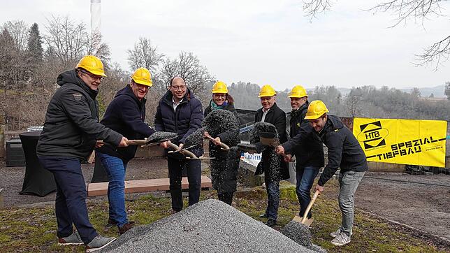Beim Spatenstich für die Fußgänger-Hängebrücke Neckar Line von links: Projektleiter Roland Haag, Bauherr Günter Eberhardt, ...