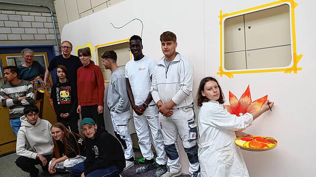 Angehende Fachpraktiker in Holzverarbeitung sowie Maler und Lackierer der Berufsschule und Berufssonderschule in Donaueschingen fertigen ...