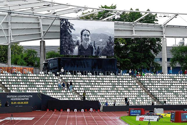 Deutsche Meisterschaft im Heinz-Steyer-Stadion. Ein Foto der verstorbenen deutschen Biathletin Laura Dahlmeier ist während einer ...