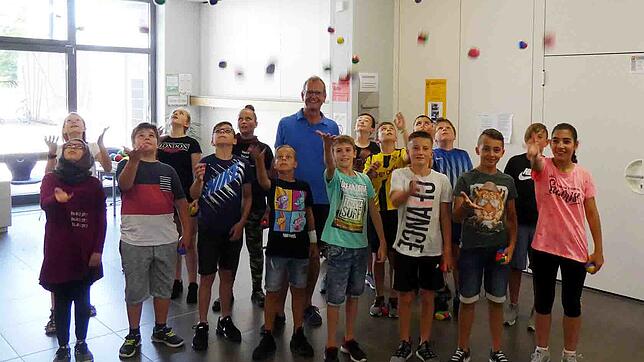 Realschullehrer Hannes Jettkandt ist bis zu seinem letzten Arbeitstag im Einsatz. Im Rahmen der Projekttage leitet er die Gruppe ...