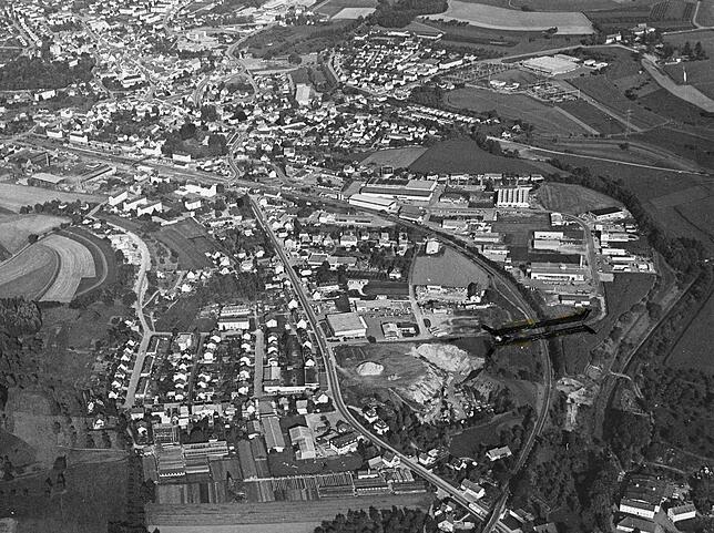 September 1979: Ein Blick auf Stockach und rechts das Industriegebiet, wo es noch keine Brücke und Straße über die Bahnlinie hinüber ...