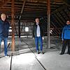 Stadtbaumeister Alexander Tröndle und die Architekten Martin Rosenfelder und Stefan Blum stehen im Dachgeschoss des &bdquo;Roten ...