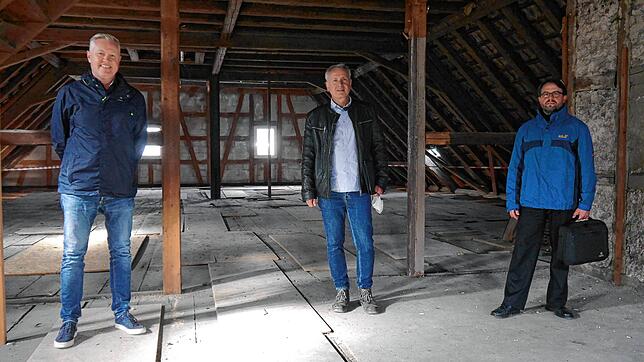 Stadtbaumeister Alexander Tröndle und die Architekten Martin Rosenfelder und Stefan Blum stehen im Dachgeschoss des &bdquo;Roten ...