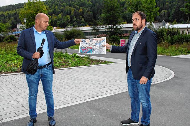 An dieser Ecke beginnt die Baufläche für die zehn neuen Mehrfamilienhäuser. Bürgermeister Manuel Stärk (links) und Ortsbaumeister Martin ...