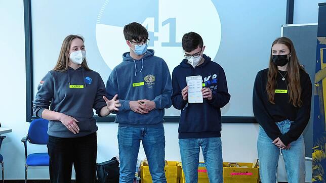 Das Gewinnerteam des ersten Workshoptages mit Cora Dietz (von links), Robin Bösinger, Dominik Fleig und Yvonne Beha.