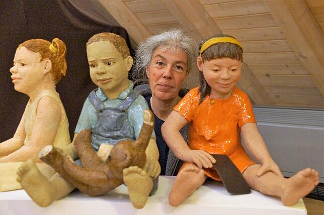 Ina Maria Schindele war unter anderem mit ihren Terrakotta-Skulpturen von Kindern, die durch die Corona-Krise gezeichnet sind, eine der ...