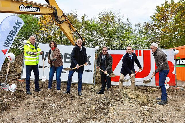 Der vorläufig letzte Spatenstich bei der Wobak: In der Leipziger Straße packen von links Joachim Dannecker , Anne Mühlhäußer, OB Uli ...
