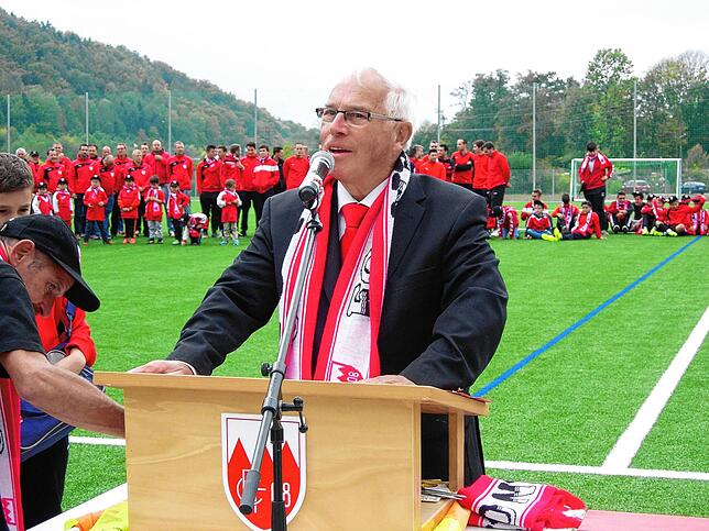 2015: Wolfgang Hörr spricht als Präsident des FC Tiengen 08 bei der offiziellen Übergabe des neuen Kunstrasenplatzes.