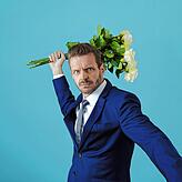 Doch nicht so harmonisch alles: Der Kabarettist mit weißen Rosen.