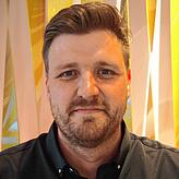Direkt vom Obi-Baumarkt abgeworben: Jens Meurer von der Rezeption.