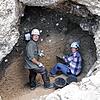 Forscher bei der Arbeit: Thomas Beutelspacher und Yvonne Tafelmaier bei der Beprobung der Erdschichten, die den Eingang zur Drexlerhöhle ...