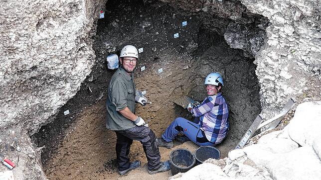 Forscher bei der Arbeit: Thomas Beutelspacher und Yvonne Tafelmaier bei der Beprobung der Erdschichten, die den Eingang zur Drexlerhöhle ...