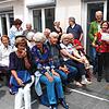 Sie freuen sich über den Tafel-Geburtstag (hinten, von links): Brigitte Ossege-Eckert (dunkles Oberteil), Wolfgang Heintschel, Udo ...
