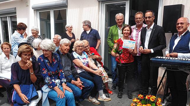 Sie freuen sich über den Tafel-Geburtstag (hinten, von links): Brigitte Ossege-Eckert (dunkles Oberteil), Wolfgang Heintschel, Udo ...