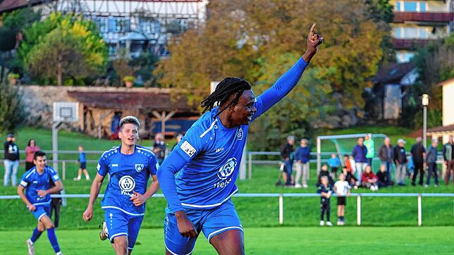 Cyril Kane und der SC Markdorf jubeln nach seinem Last-Minute-Treffer zum 4:3-Sieg beim FC Öhningen-Gaienhofen.