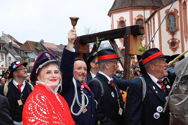 Der Narrenbaum wird eingeläutet.