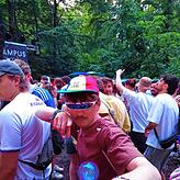 Egon, auf dem Festival mit schneller Brille und Propellermütze unterwegs.