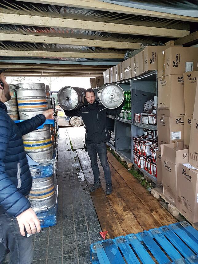 Der Logistiker packt mit an: Johnny Schnell ist einer von fünf deutschen Mitarbeitern, die den Einsatz in England stemmen. In den ...