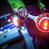 Ein Polizeibeamter hält eine Kelle zum Stoppen des Verkehrs in der Hand (Symbolbild). Doch ein 22-Jähriger ließ sich weder von Kelle ...