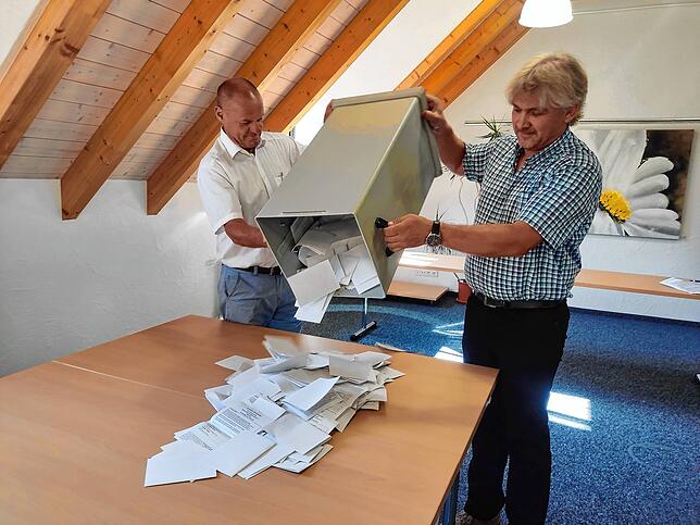 Jörg Zimmermann, Vorsitzender des Wahlausschusses, beim Ausleeren der Urne.