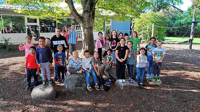 22 Kinder besuchen die Klasse 1b der Hans-Thoma-Schule in Warmbach. Klassenlehrer ist Felix Ewald (links).