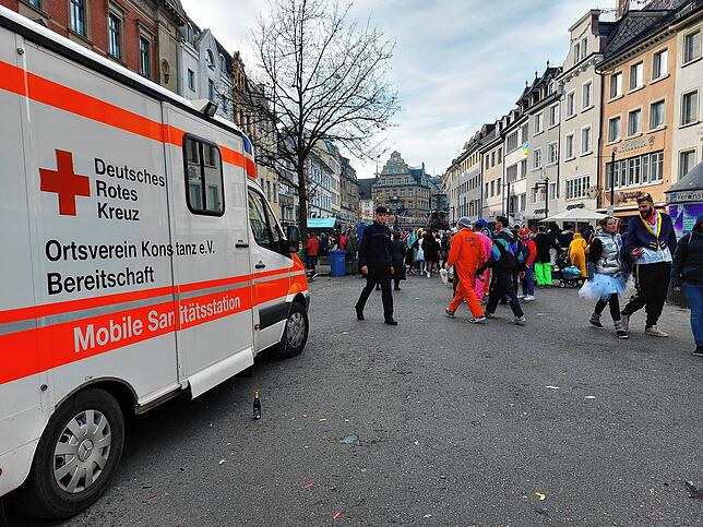 (Archivbild) Auch bei Großverantstaltungen sind die Mitarbeiter des DRK freiwillig im Einsatz. Hier bei der Fasnacht 2023 auf der ...
