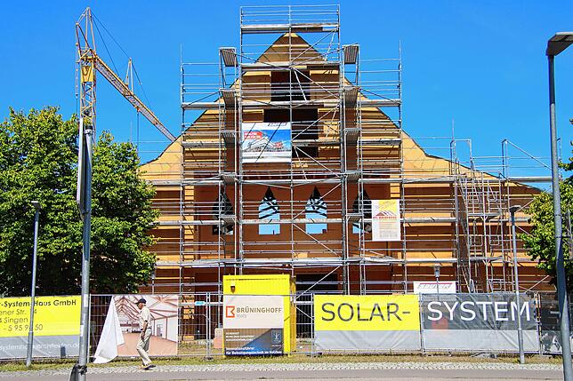 Die neue Scheffelhalle wird aktuell aufgebaut. Die Fassade hat sehr große Ähnlichkeit mit der alten Halle.