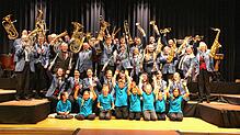 Der Musikverein Lienheim mit den Jungmusikern nach dem gelungenem Konzert in der Mehrzweckhalle in Hohentengen. Bild: Lukas Bernauer