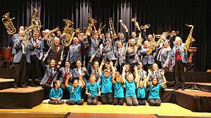 Der Musikverein Lienheim mit den Jungmusikern nach dem gelungenem Konzert in der Mehrzweckhalle in Hohentengen. Bild: Lukas Bernauer