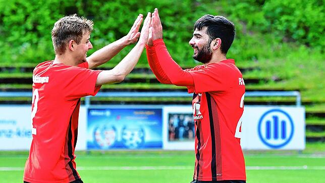 Gut gemacht: Philipp Kürz (links) gratulierte schon vor Wochenfrist Mahdy Ababneh zu seinen Toren. Im Spitzenspiel bei der SG ...