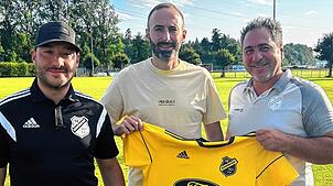 Neuer Trainer: Alexander Burkart, Vorsitzender Sport beim SV Schwörstadt und Teammanager Roberto Munno (rechts) freuen sich übner die ...