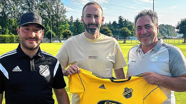 Neuer Trainer: Alexander Burkart, Vorsitzender Sport beim SV Schwörstadt und Teammanager Roberto Munno (rechts) freuen sich übner die ...