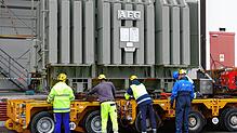Millimeterarbeit im Umspannwerk: Der neue 66-Tonnen-Transformator wird in das Umspannwerk Ziegelwiesen eingebracht. Er ersetzt seinen ...