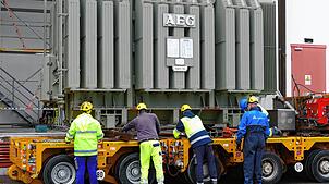 Millimeterarbeit im Umspannwerk: Der neue 66-Tonnen-Transformator wird in das Umspannwerk Ziegelwiesen eingebracht. Er ersetzt seinen ...