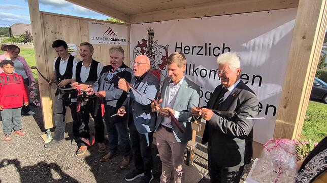 Feierliche Einweihung des Wartehäuschens in Göggingen (v.l.): Die Zimmerer Jonas und Ottmar Gmeiner, Landtagsabgeordneter Christoph Höh, ...