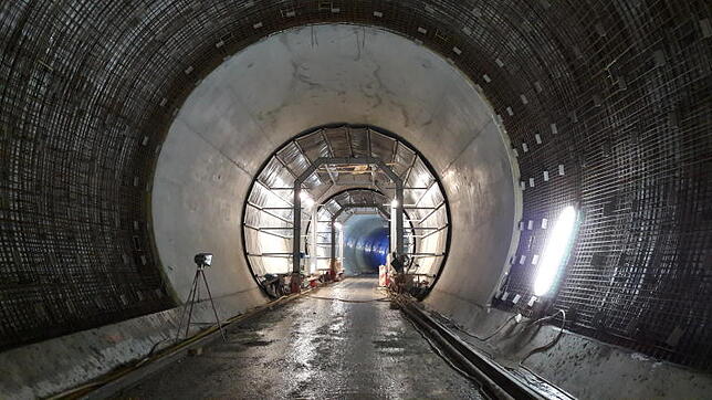 Meter für Meter nimtm der Bau Kontur an: Der Rohbau dieses Abschnitts des neuen S-Bahn-Tunnels ist fast fertig zur Übergabe. Der Beton ...
