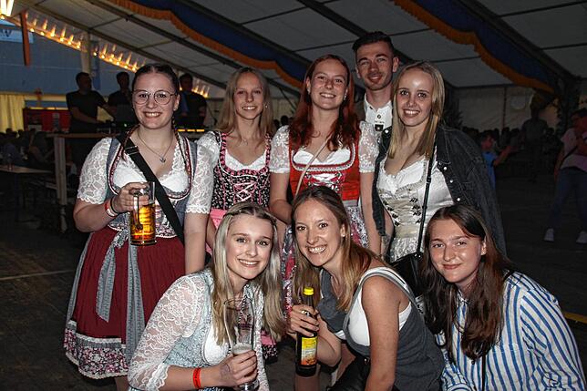 Viel Spaß bei der Jubiläumsparty beim Bezirksmusikfest in Rast hatte diese Clique aus Bichtlingen, Sauldorf, Rast und Bietingen.