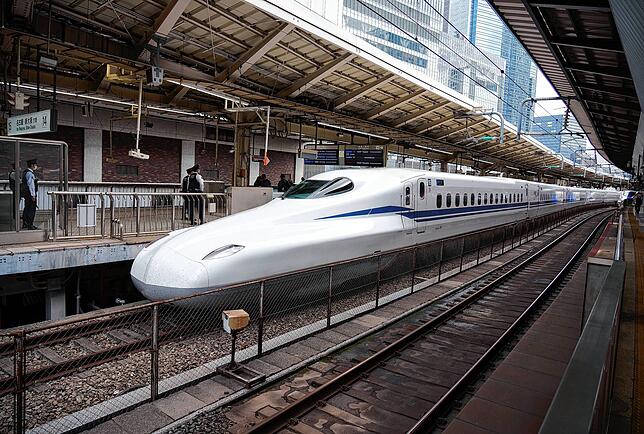 Ein Hochgeschwindigkeitszug Shinkansen steht auf dem Bahnhof der Stadt Tokio. (Archivbild)