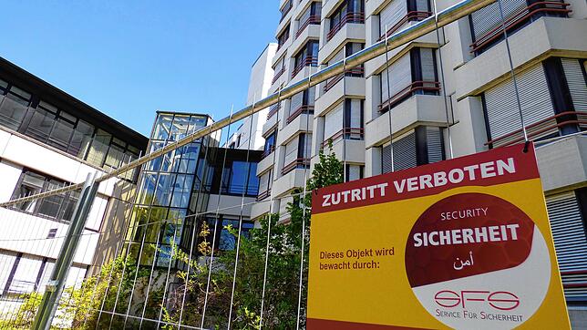 Im ehemaligen Klinikgebäude sollten altersgerechte Wohnungen entstehen und auf zwei Stockwerken ein Altenheim einziehen.