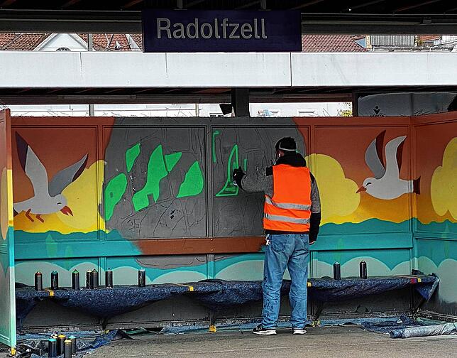 Hier wird noch gearbeitet: Ein Graffiti-Künstler verschönert den Bahnhof.