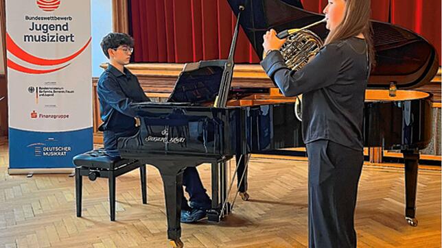 Luna Neininger mit dem Waldhorn und Pianist Maximilian Chen haben beim Bundeswettbewerb Jugend musiziert 2025 in Wuppertal einen ersten ...