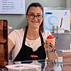Mona Scarpello hinter dem Tresen des „Peppe Eiscafé & Deli“. Hier serviert seit Mitte August gemeinsam mit ihrem Mann Giuseppe Eis, ...