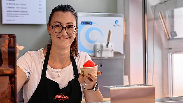 Mona Scarpello hinter dem Tresen des „Peppe Eiscafé & Deli“. Hier serviert seit Mitte August gemeinsam mit ihrem Mann Giuseppe Eis, ...